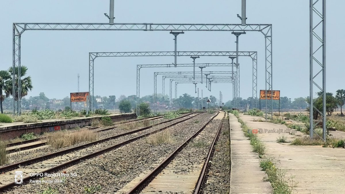 PankajRailFan's tweet image. तिलैया-कोडरमा नई रेल लाइन पर स्थित लौन्द रेलवे स्टेशन...❤️🚉
इस स्टेशन के प्रतिक्षालय कक्ष में लगे टाइल्स और शौचालय में लगे दरवाजे को गायब कर दिया गया है।
#Tilaiya #Koderma #Laundh