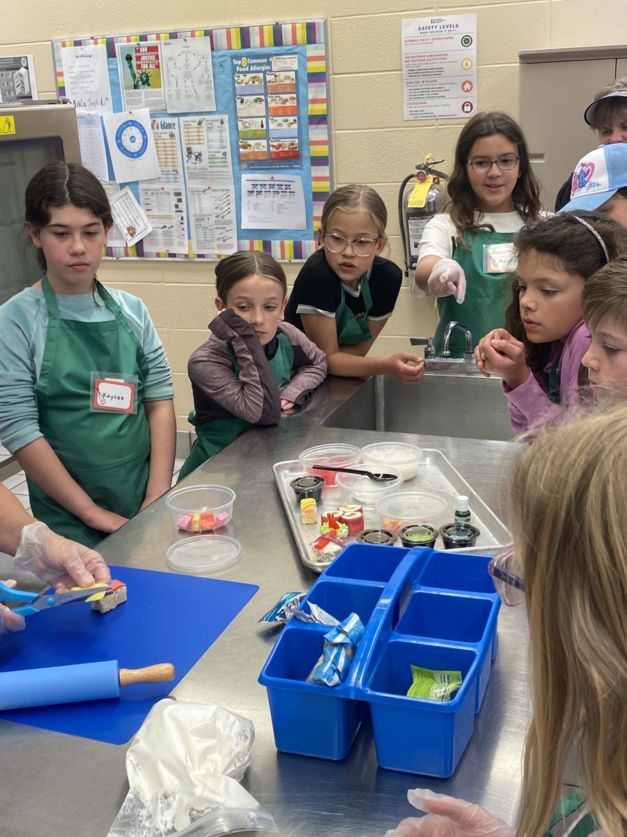HSESchools's tweet image. 🍣🎉 Rollin’ into fun at Fall Creek Elementary!

Our amazing HSE Food Services team diverted from their usual menu to serve up something extra sweet after school – candy sushi! 🍬👩‍🍳🍭

They led students in a fun, hands-on “cooking class” where rice krispie rolls, fruit strips,…