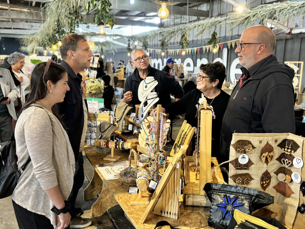psmontevideo's tweet photo. 🙌🏼 Recorrida por la Criolla

Junto a @juanceretta y @AntoTorelli , @JosemaD96 y @EsCarLata___ visitamos los stands de la Feria de Emprendimientos y Economía Solidaria, terminando la jornada en un gran encuentro entre compañeros/as en la parrilla solidaria de la Criolla. https://t.co/iejiVqwYWS