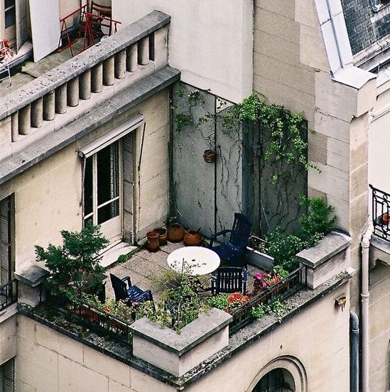 Outdoor spaces don’t need to be big.

Just needs to be cozy.