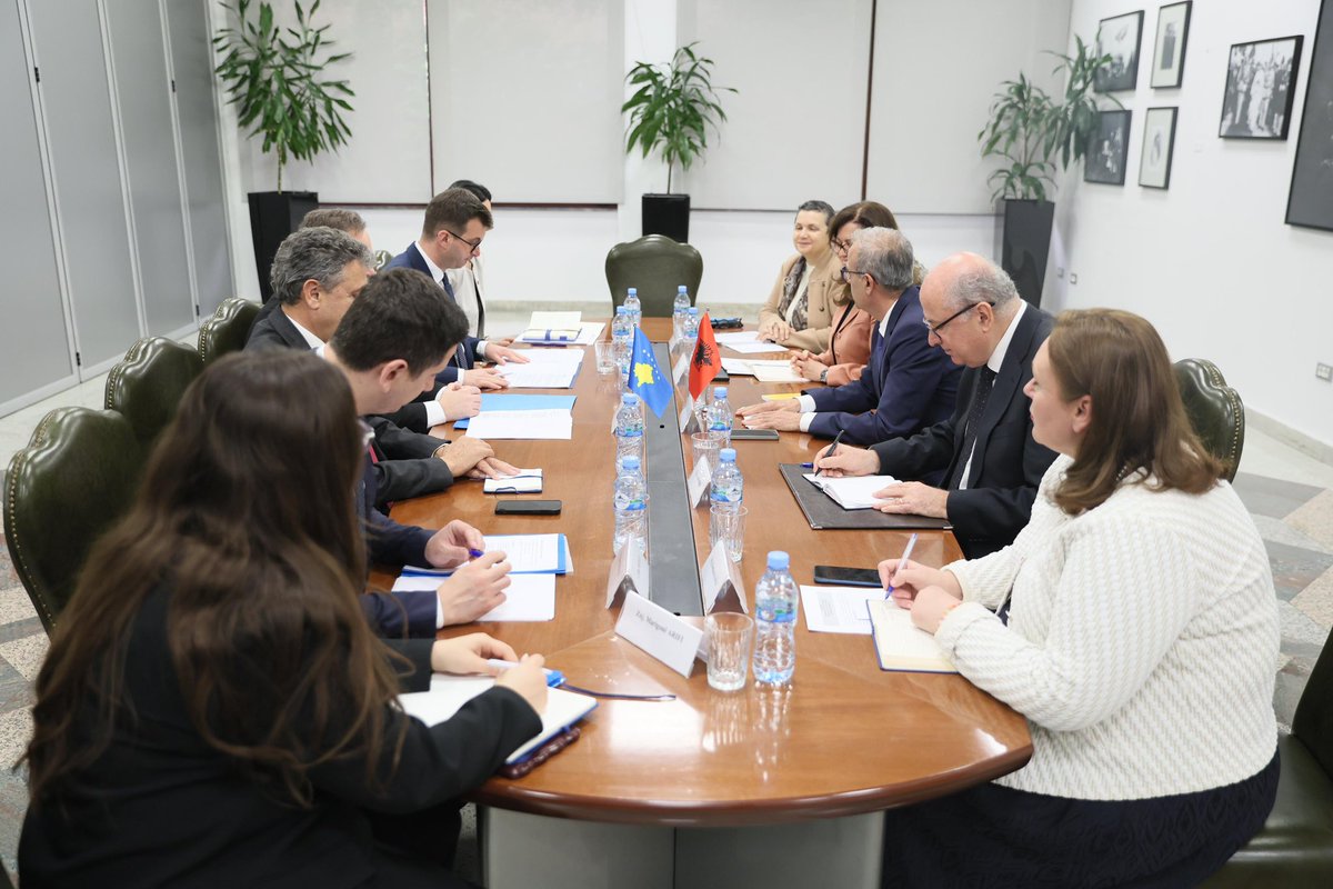 AlbanianDiplo's tweet photo. Sot, në mjediset e #MEPJ u zhvillua takimi ndërmjet Drejtorëve politikë të Ministrisë së Jashtme të Republikës së Shqipërisë dhe asaj të Republikës së Kosovës, që mbulojnë çështjet e bashkëpunimit dypalësh, çështje të bashkëpunimit rajonal dhe të integrimit në BE. 
 
Në nisje të takimit, Ministri për Evropën dhe Punët e Jashtme, z. Igli Hasani përshëndeti delegacionin nga Kosova, duke vlerësuar bashkëpunimin e ngushtë ndërmjet dy vendeve dhe rëndësinë e koordinimit mes institucioneve tona. 
 
Takimi mes delegacioneve vijoi me një bashkëbisedim frytdhënës lidhur edhe me përcaktimin konkret të hapave e aktiviteteve në vijim, si në kontekstin e bashkëpunimit dypalësh dhe në atë rajonal e shumëpalësh.  Forcimi i subjektivitetit të Kosovës përmes njohjeve të reja dhe përforcimi i rolit të saj në strukturat rajonale, ishte pjesë e diskutimeve mes delegacioneve. 
 
Pjesë e rëndësishme e bisedimeve ishte edhe vëmendja dhe koordinimi në raport me faktorin shqiptar në Rajon.