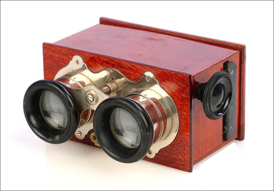 RealPreCinema's tweet photo. 3/3
The history of the famous optical and photographic company Richard Frères began in 1876, when Jules Richard took over the firm founded by his father in Paris. It was a business dedicated to the manufacture of scientific and #opticalinstruments.

In 1882, Jules partnered with brother Max and the company was renamed Richard Frères. Dissolved in 1891, the RF logo remained and Jules continued to lead. At this time, the firm began to focus on the production of #photographicmaterials.

#MaxRichard also dedicated himself to #Cinephotography, teaming up with  #LéonGaumont to found the famous film production company of the same name.  -30-