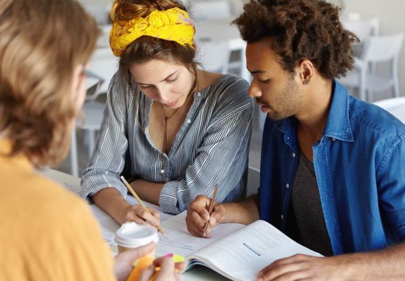 JuliaReedWriter's tweet image. Want to write stronger, more engaging discussion posts? This step-by-step guide has you covered—from structure to tone! ✍️📚
#StudentTips #AcademicWriting #WritingTips
custom-writing.org/blog/how-to-wr…