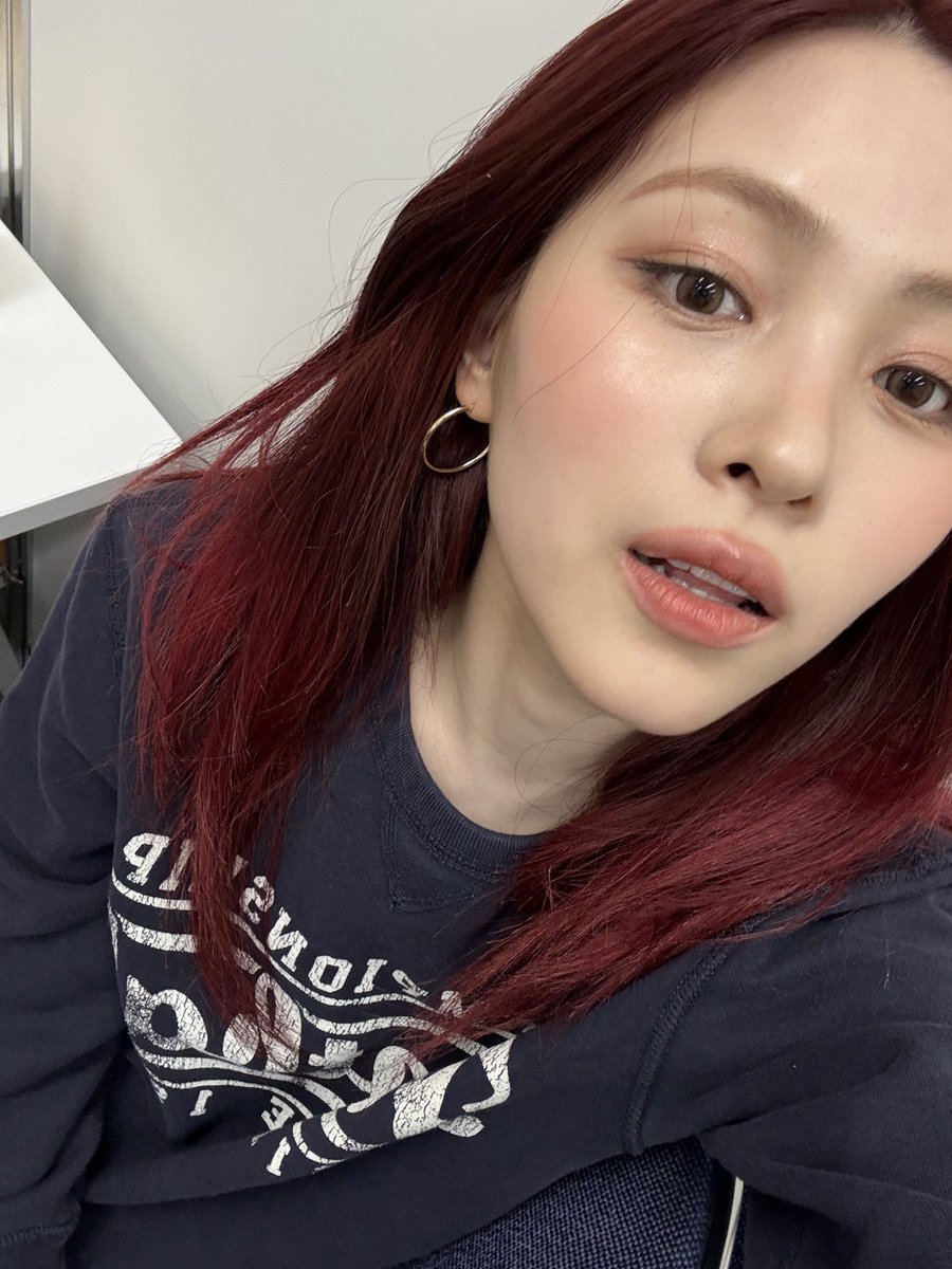 🖤                                                  ❤️