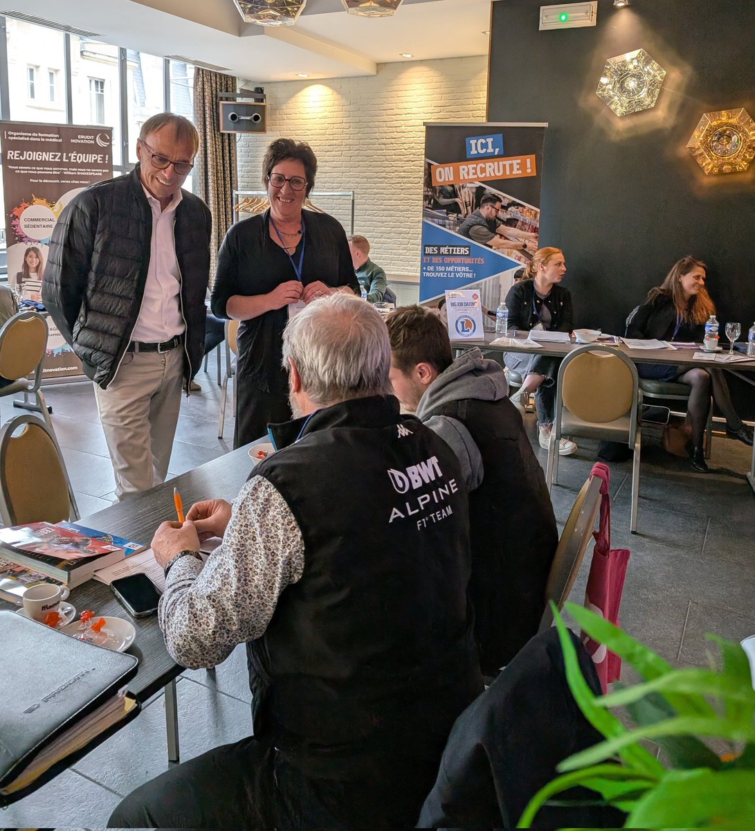 MLReims's tweet photo. @wattierphilipp1, adjoint au maire @VilledeReims et président ML était présent cet aprem. av. @rachidelgha au Big Job Dating de l' #Apfam Formation.
De nombreux jeunes pour entretiens #alternance avec 17 entreprises !
Stand Milo av. conseillers pour présentation de nos services https://t.co/P52OWj0Qlk