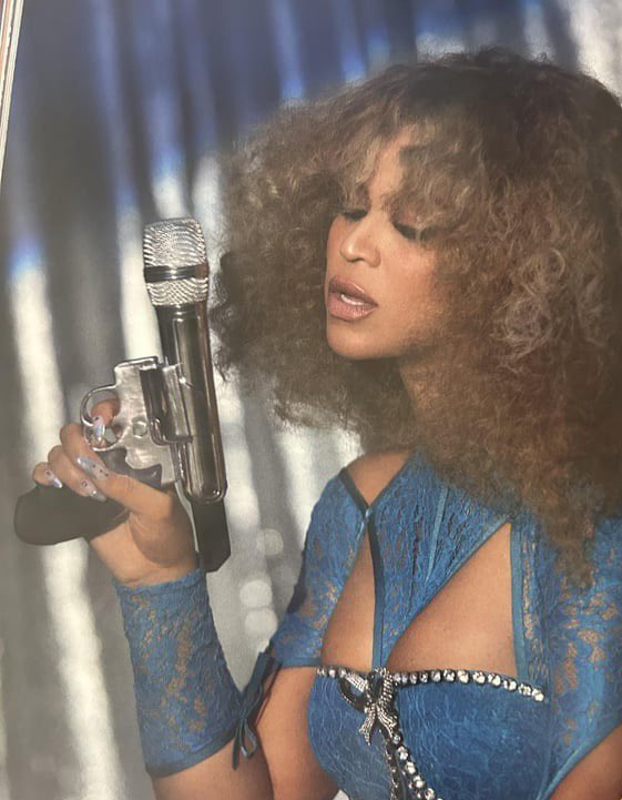 PopTingz's tweet image. Beyoncé??? What does this mean???