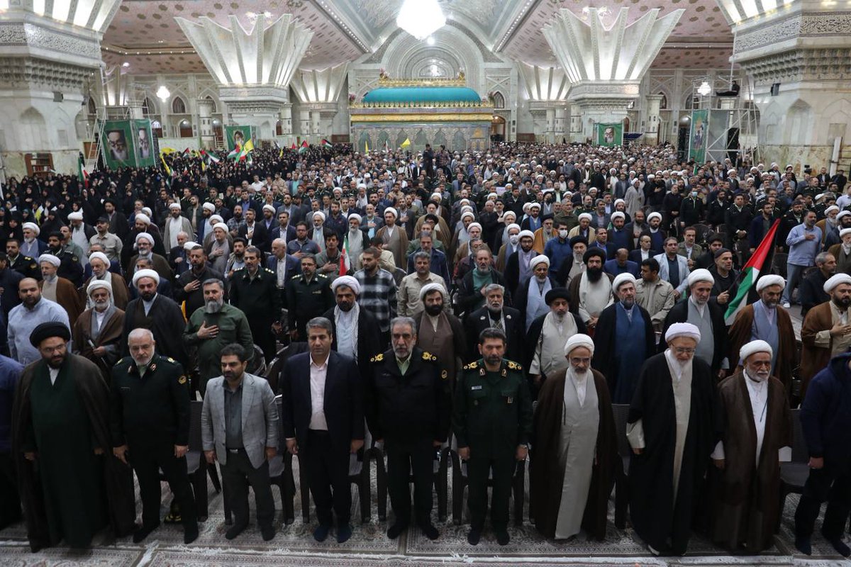 lida213293's tweet photo. صبح پنجشنبه، قلب تهران در حرم امام (ره) تپید؛  
ائمه جماعات، بسیجی‌ها، و مسئولان لشکری و کشوری آمدند تا یک پیام را فریاد بزنند:  
مسجد باید #مسجد_برقرار بماند؛ چون مسجد، قلب تپنده محله‌هاست.
اینجا فقط مراسم نبود، تجلی همدلی و امید بود. https://t.co/a1fnSv9fFt