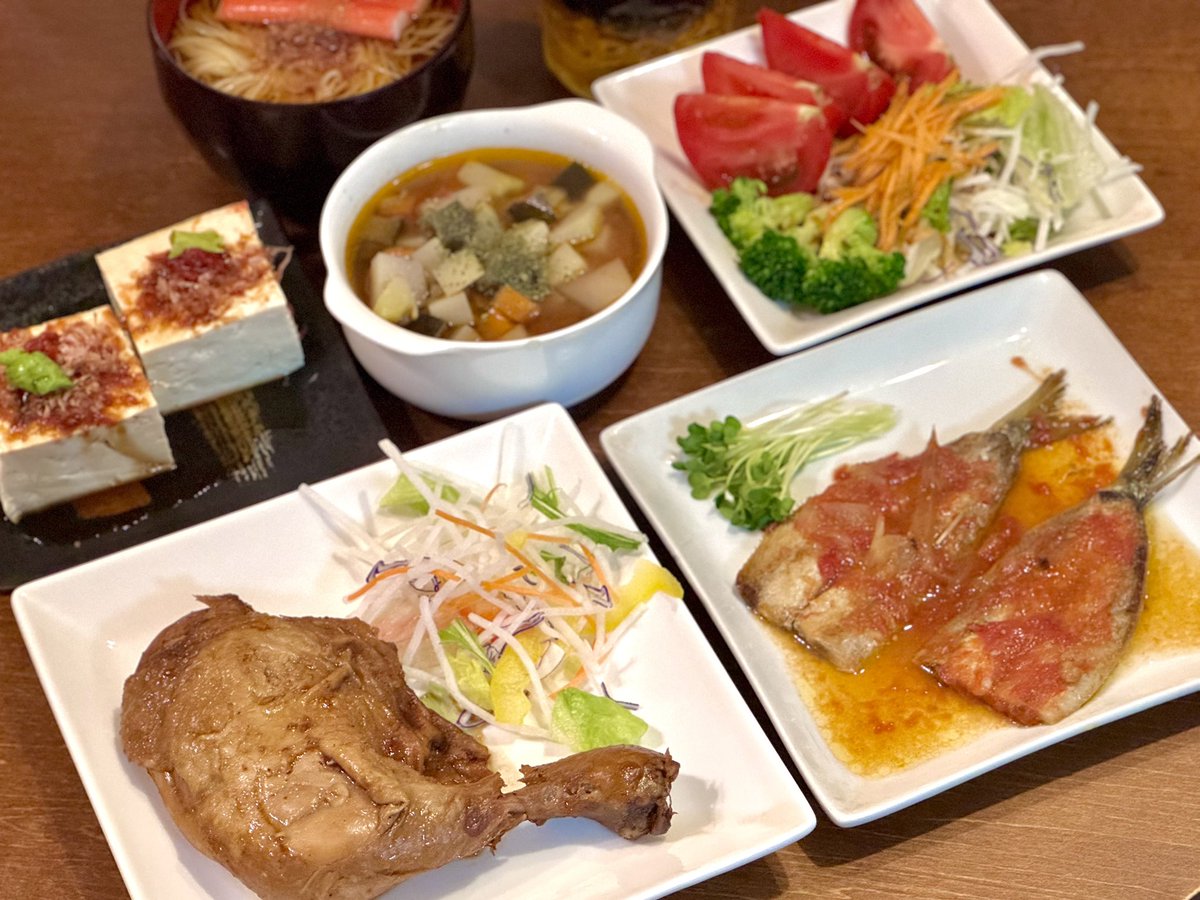 今日は鶏もも肉の醤油煮、イワシのトマトソースがけ、冷奴、そうめん風カッペリーニ、スープ、サラダ❗️

時間がなかったので近所の中華屋で買った鶏もも肉😋

そして、和洋中ごちゃ混ぜのメニューに笑
