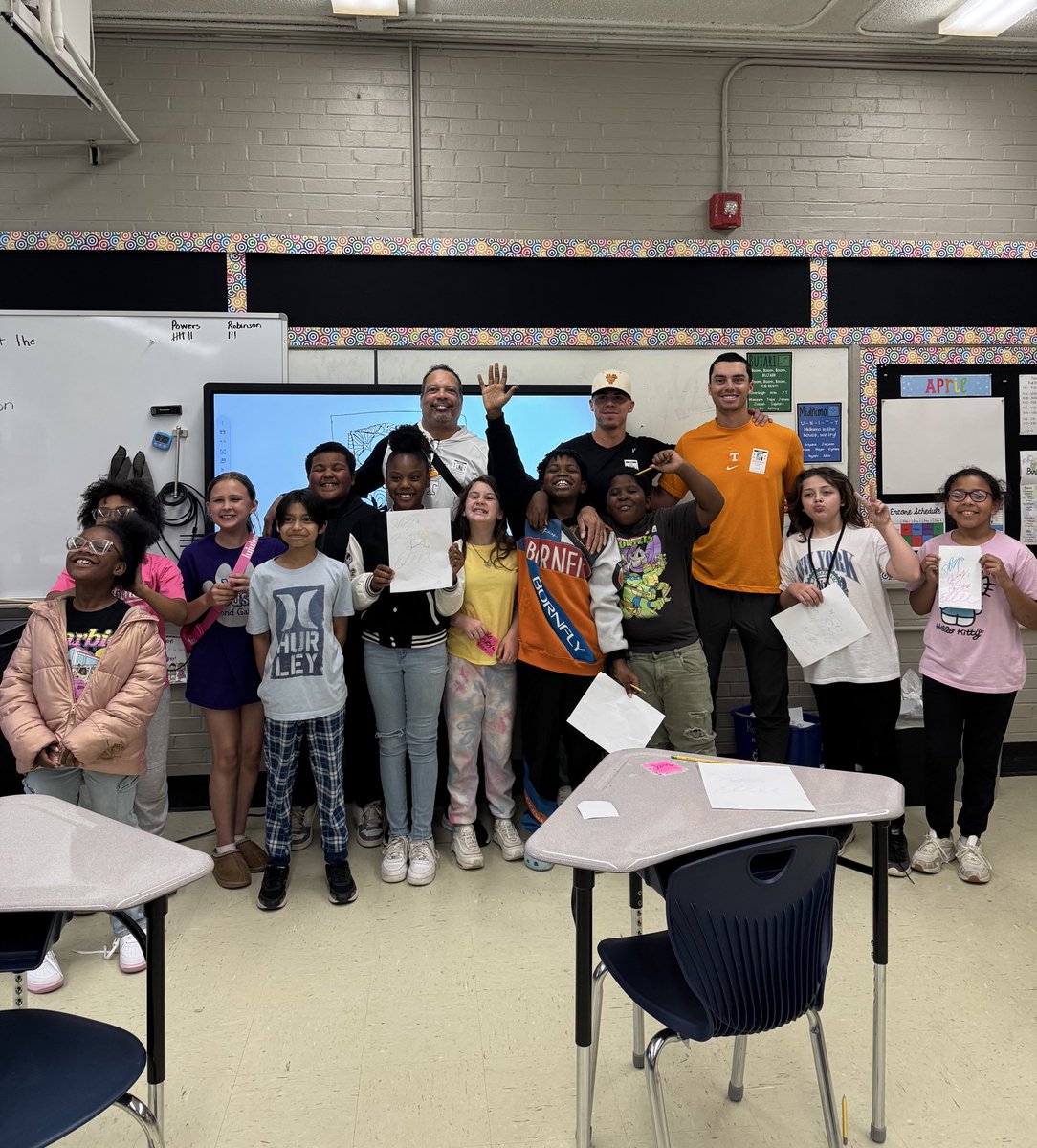 LegendsofTN's tweet photo. What a beautiful day when 2 National Champions of college ⚾️ (#Vols Dean Curley and Dalton Bargo) show up to give back to  local Knoxville classrooms. #LegendsofTennessee https://t.co/RjLf1GB681
