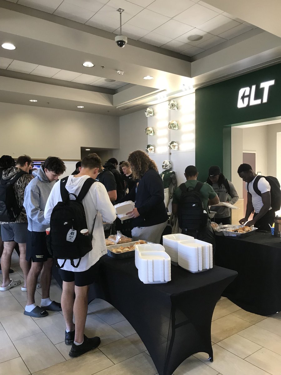 ⁦<a href="/SammysPubNC/">Sammy's Pub</a>⁩ feeding the ⁦<a href="/CharlotteFTBL/">Charlotte Football</a>⁩ team &amp; staff after practice today. Wings, bbq pork &amp; chicken, green beans, slaw, mac &amp; cheese!