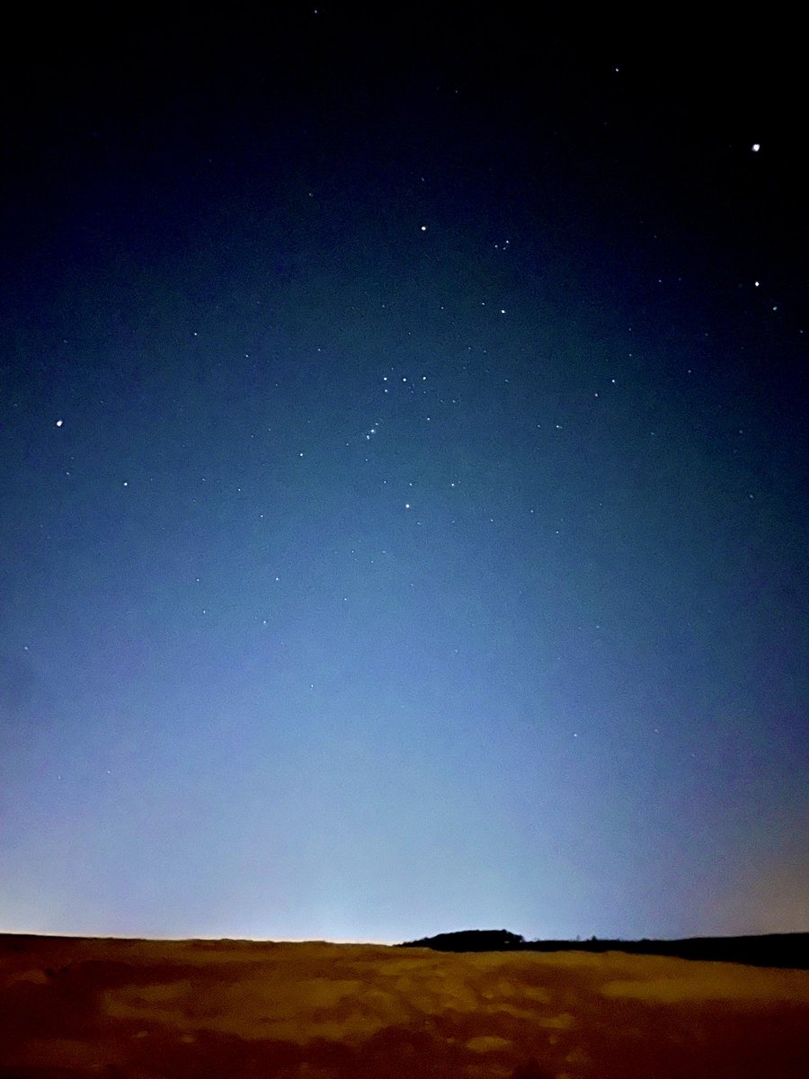akaihaato's tweet photo. 鳥取砂丘で撮った星空🐪🌌 https://t.co/i22DfOqMZg
