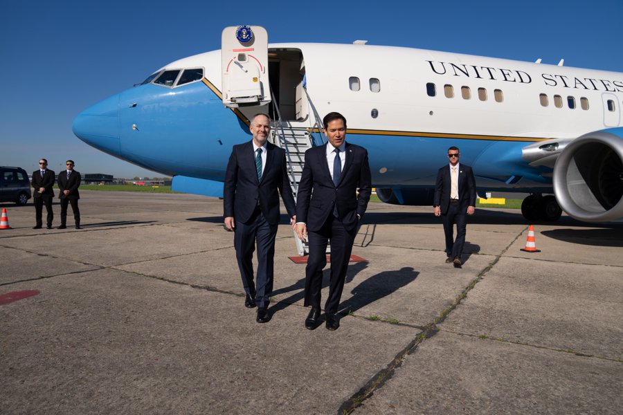 Міністр Рубіо знаходиться праворуч від Тимчасового повіреного у справах Девіда МакКоулі, коли він висаджує свій літак. Літак пофарбований у синьо-білі кольори. (Офіційне фото Держдепартаменту Фредді Еверетта)