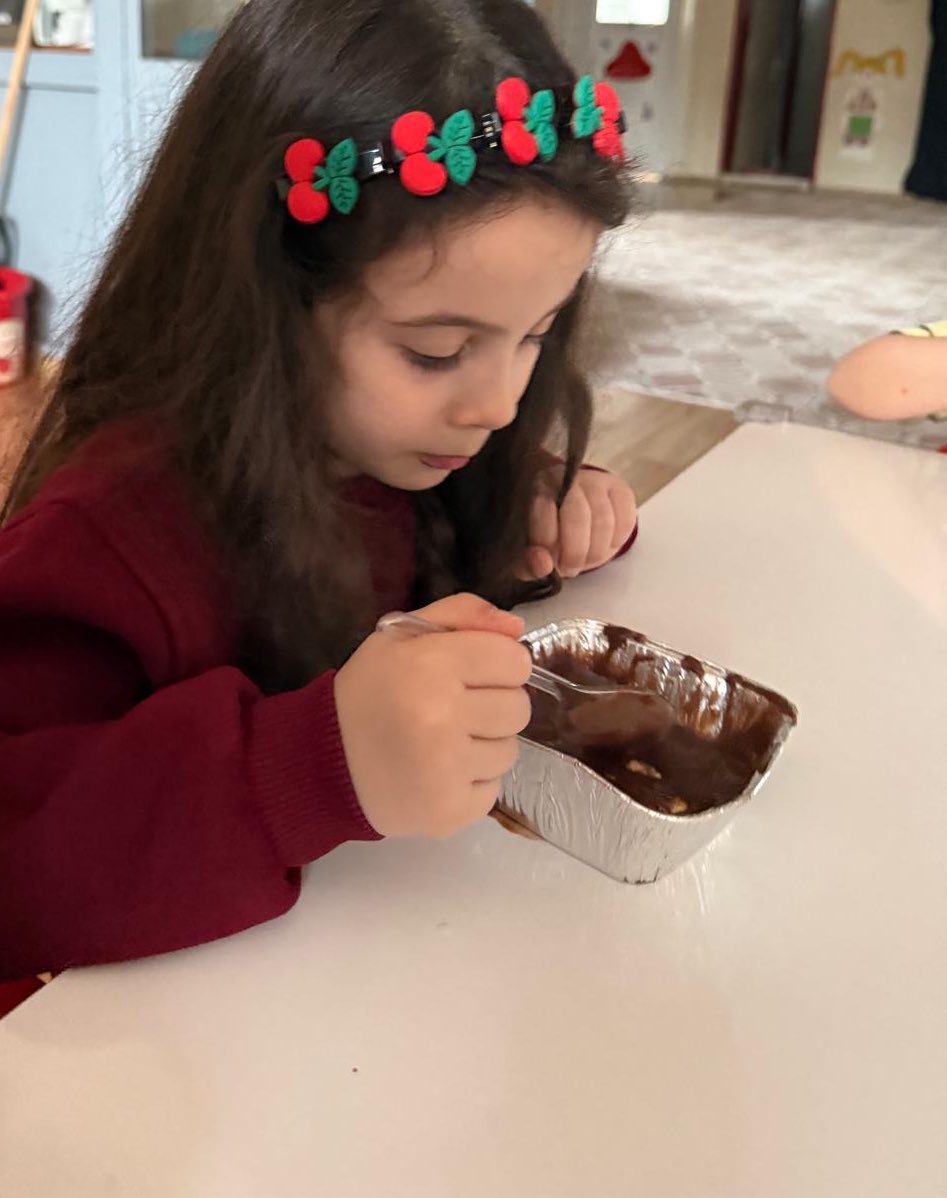 Mardin Ömerli Zübeyde Hanım Anaokulu (@zubeydehanim47) on Twitter photo Minik Kalpler Sınıfımız 💕 kendi elleriyle bisküvili pasta yaptılar sonra afiyetle yediler 🍰🧁
<a href="/tcmeb/">Millî Eğitim Bakanlığı</a>
<a href="/Yusuf__Tekin/">Yusuf Tekin</a>
<a href="/mardinilmem/">Mardin İl Millî Eğitim Müdürlüğü</a>
<a href="/ali_eyyupkoca/">Ali Eyyupkoca</a>
<a href="/SuleymnAKIN/">Süleyman AKIN🇹🇷</a>
<a href="/makdag47/">Makdag</a>
<a href="/OmerliMem/">Ömerli İlçe Milli Eğitim Müdürlüğü</a>
<a href="/adnanciftci47/">Adnan ÇİFTÇİ</a>
<a href="/mir_zal_zin/">Sulhaddin Bahtiyaroğlu</a> Minik Kalpler Sınıfımız 💕 kendi elleriyle bisküvili pasta yaptılar sonra afiyetle yediler 🍰🧁
<a href="/tcmeb/">Millî Eğitim Bakanlığı</a>
<a href="/Yusuf__Tekin/">Yusuf Tekin</a>
<a href="/mardinilmem/">Mardin İl Millî Eğitim Müdürlüğü</a>
<a href="/ali_eyyupkoca/">Ali Eyyupkoca</a>
<a href="/SuleymnAKIN/">Süleyman AKIN🇹🇷</a>
<a href="/makdag47/">Makdag</a>
<a href="/OmerliMem/">Ömerli İlçe Milli Eğitim Müdürlüğü</a>
<a href="/adnanciftci47/">Adnan ÇİFTÇİ</a>
<a href="/mir_zal_zin/">Sulhaddin Bahtiyaroğlu</a>