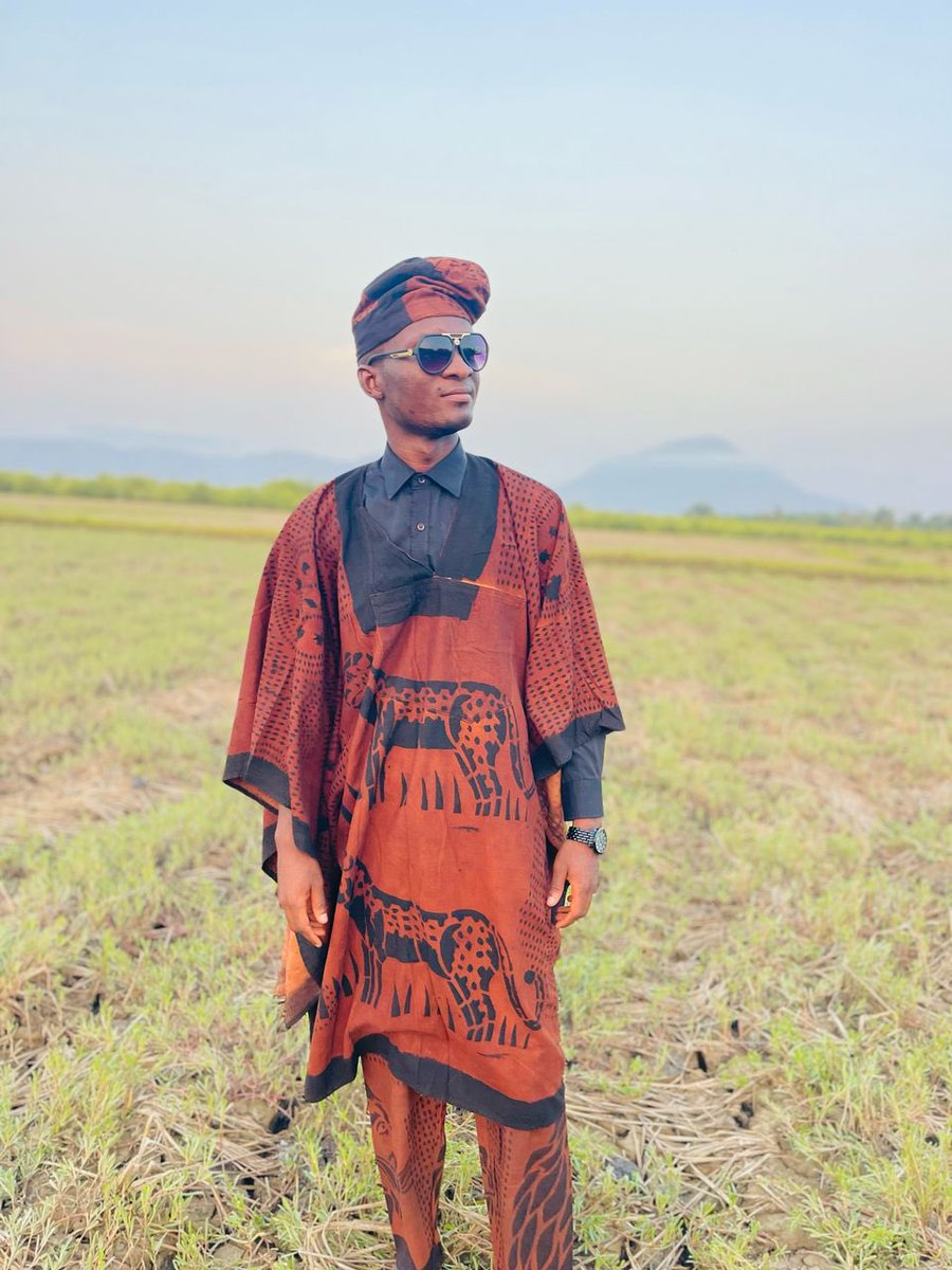 J’ai préféré l’authenticité pour être plus original car les anciennes choses sont chargées d’histoire et remplies d’amour

Les yeux bien ouverts face à l'étendue verte apaisant le stress remplissant l’esprit de nouvelles idées pour les coulisses d’un projet en gestation.