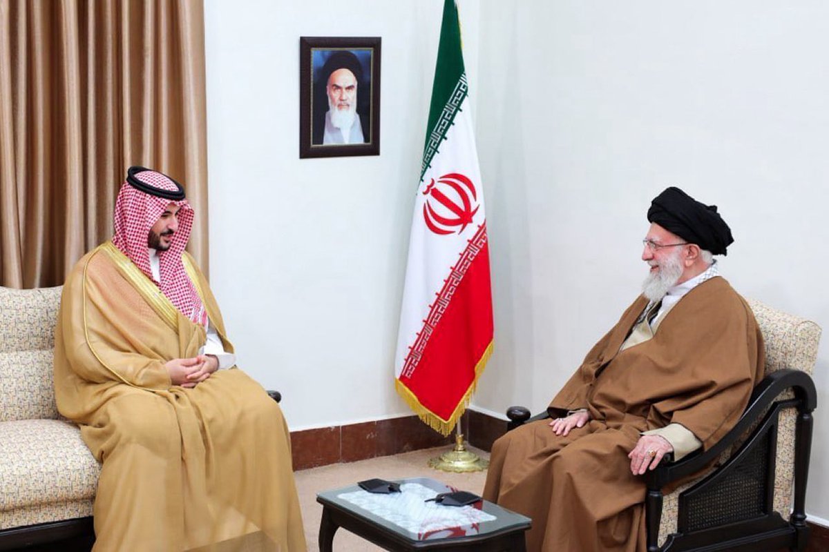 بتوجيه من القيادة.. 
وزير الدفاع الأمير خالد بن سلمان يلتقي المرشد الإيراني علي خامنئي.