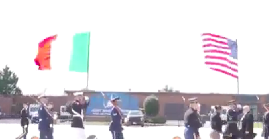 Che bello vedere un incontro BILATERALE con due bandiere NAZIONALI senza l'inutile bandiera blu in mezzo.
#bilateraleUSAITA