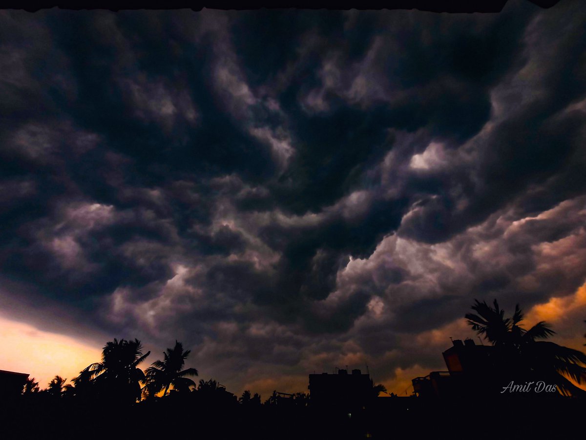 AmitDasBata's tweet photo. 🔰 17/04/25:- Thunderstorm Kolkata 🌩️
#Thunderstorm #Norwesters ⚡⛈️ https://t.co/m3dYPFxHO6