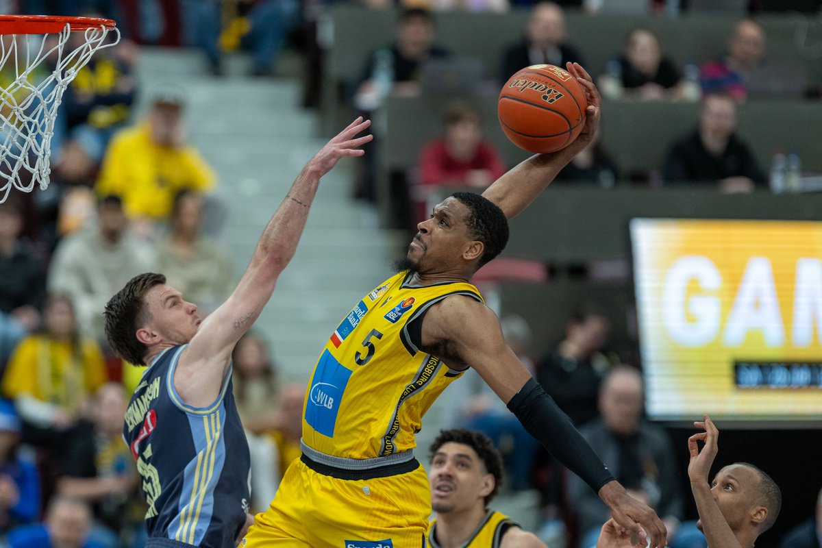 MHP_RIESEN's tweet photo. Klassiker in vier Akten: Abheben, Fliegen, Dunken, Viben 🚀❤️‍🔥

📸: Sascha Walther | #allesfürgelb https://t.co/DyeL252W2T