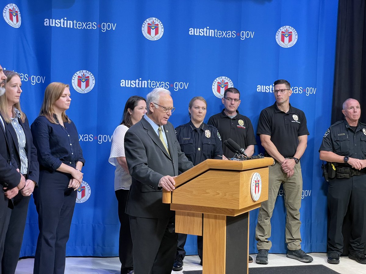 LuzMorenoLozano's tweet photo. Austin city officials are updating the public on the South Austin bomb detonation last night. 

There is no threat to the public at this time. 1/ https://t.co/ZiWI6rlBjw