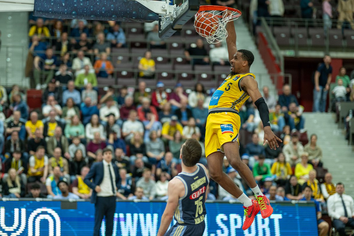 MHP_RIESEN's tweet photo. Klassiker in vier Akten: Abheben, Fliegen, Dunken, Viben 🚀❤️‍🔥

📸: Sascha Walther | #allesfürgelb https://t.co/DyeL252W2T