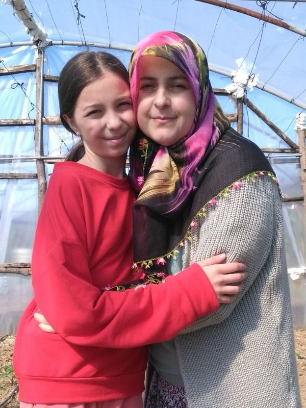 nisenlalih's tweet photo. Evladını kaybetmiş acılı annenin Bolu’ya nakledilmesi lütuf değil.Teşekkür edilecek durum yok; bilakis hasta kızı Sümeyra’nın ölümüne sebep olanların bir an evvel KHK’lı öğretmen Melek Gelir'i tahliye etmeleri gerekiyor. Ablalarını kaybetmiş iki küçük çocuğun anneye ihtiyacı var https://t.co/5SohEPQx9t
