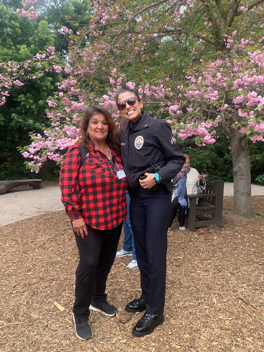 LAPDOutreach's tweet image. Descanso Gardens is an absolutely beautiful Southern California treasure.  We got our steps in during the El Cariso Regional Senior Walk Descanso Gardens Public Safety Walk.  We are helping our seniors stay safe by discussing crime prevention tips.  #LAPD