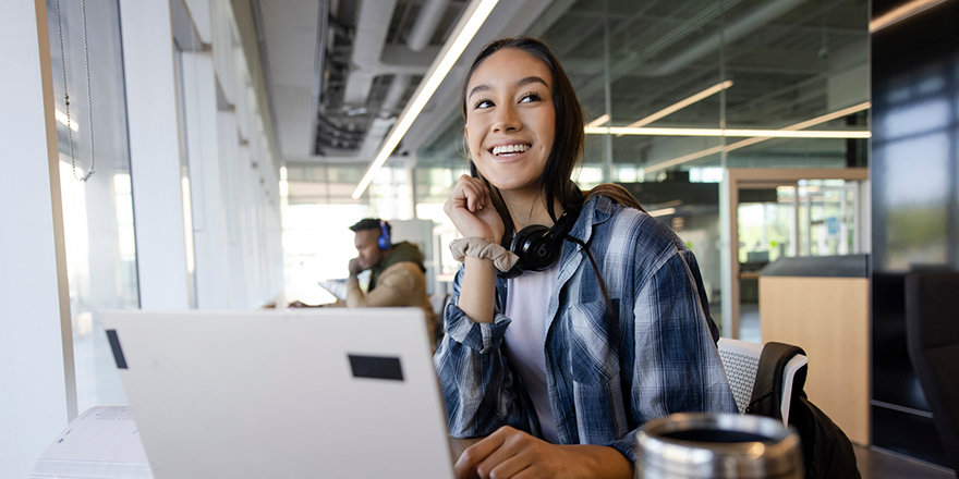Estappa_'s tweet photo. Tag a student moving to Canada soon! 🇨🇦 Help them start their journey with ESTAPPA’s all-in-one support platform. 🌍📲#StudentLife https://t.co/stVQWybLVZ
