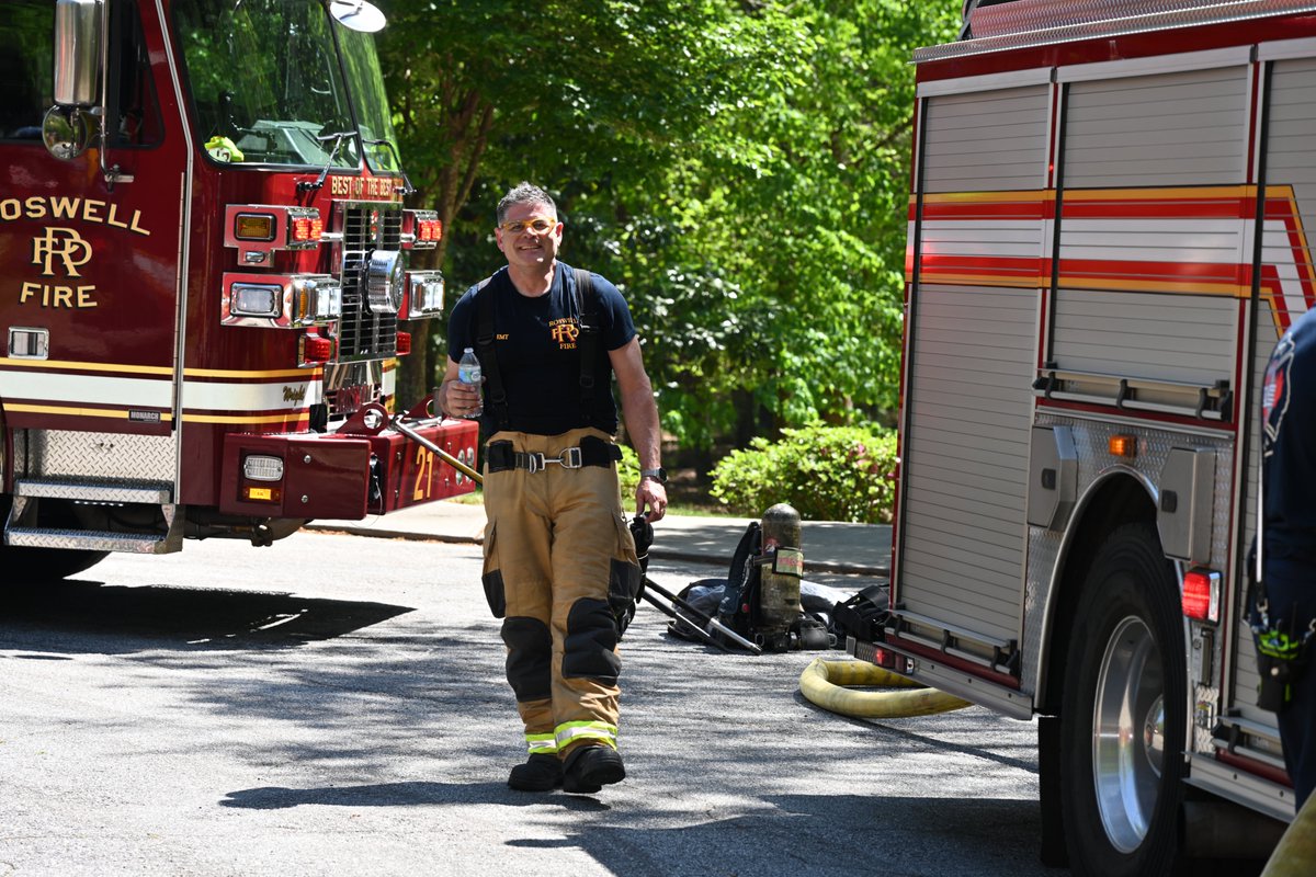 🔥 House Fire – Walridge Trc
RFD crews stopped a roof fire yesterday before it could spread, thanks to quick action. No injuries. Cause linked to solar panel malfunction.
➡️ Tip: Know your shutoffs.
📸 #RoswellGA #TeamRFD #FireSafety #HouseFire