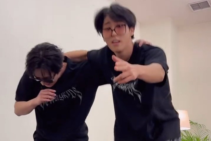Iesbianmings's tweet photo. love when minho is trying to act cool for a tiktok but then he makes eye contact with jisung and just bursts out laughing https://t.co/p8s953M4rv