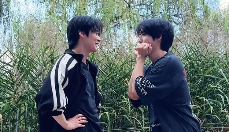 Iesbianmings's tweet photo. love when minho is trying to act cool for a tiktok but then he makes eye contact with jisung and just bursts out laughing https://t.co/p8s953M4rv