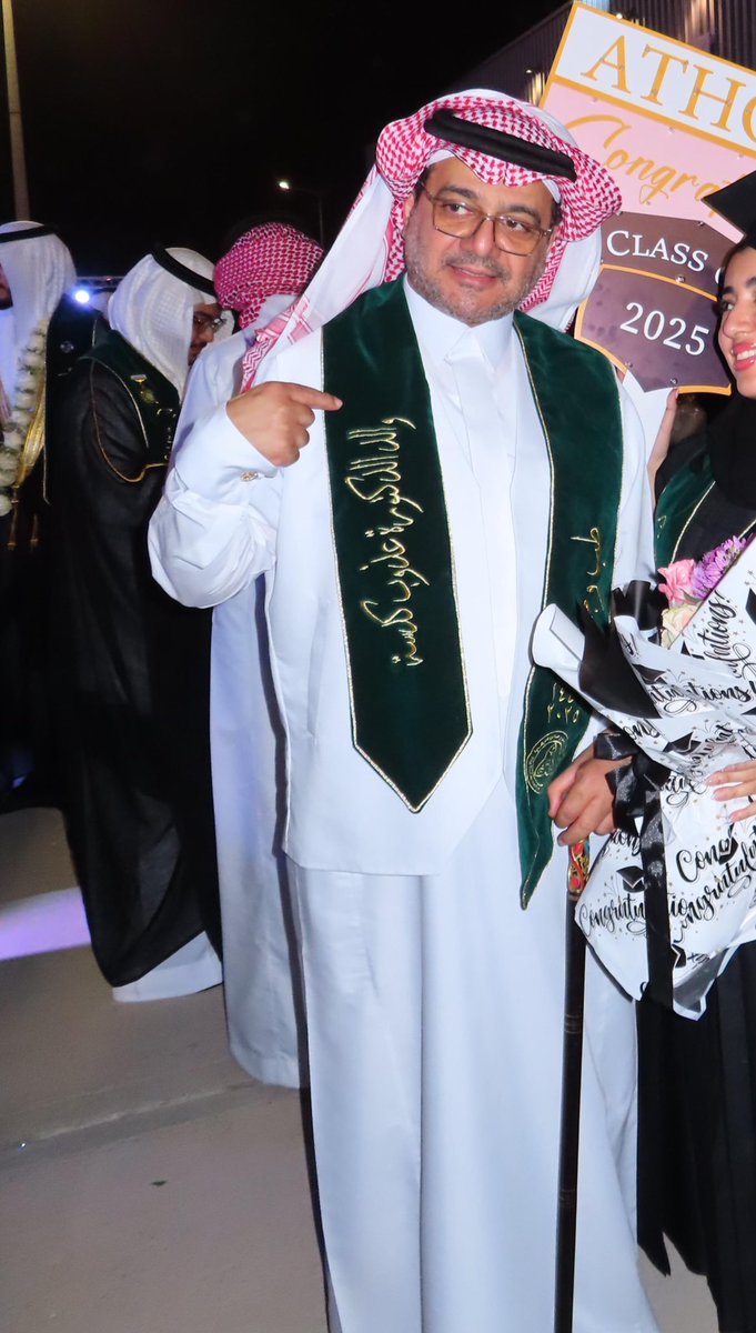 athoubnk's tweet photo. الحمدلله الذي علّمني أن بعد التعب أجر، وبعد الصبر فرح، وبعد السعي وصول.
تخرجت بتقدير ممتاز مع مرتبة الشرف الأولى من جامعة الملك سعود للعلوم والمهن الصحية.
شكرًا لأبي وأمي، سندي الأول، ولملهم النجاح وشريك الرحلة، شكرًا للمكان اللي شكّل عذوب وعلمها أن الأحلام تستحق 💕 https://t.co/t4A46KDaxF