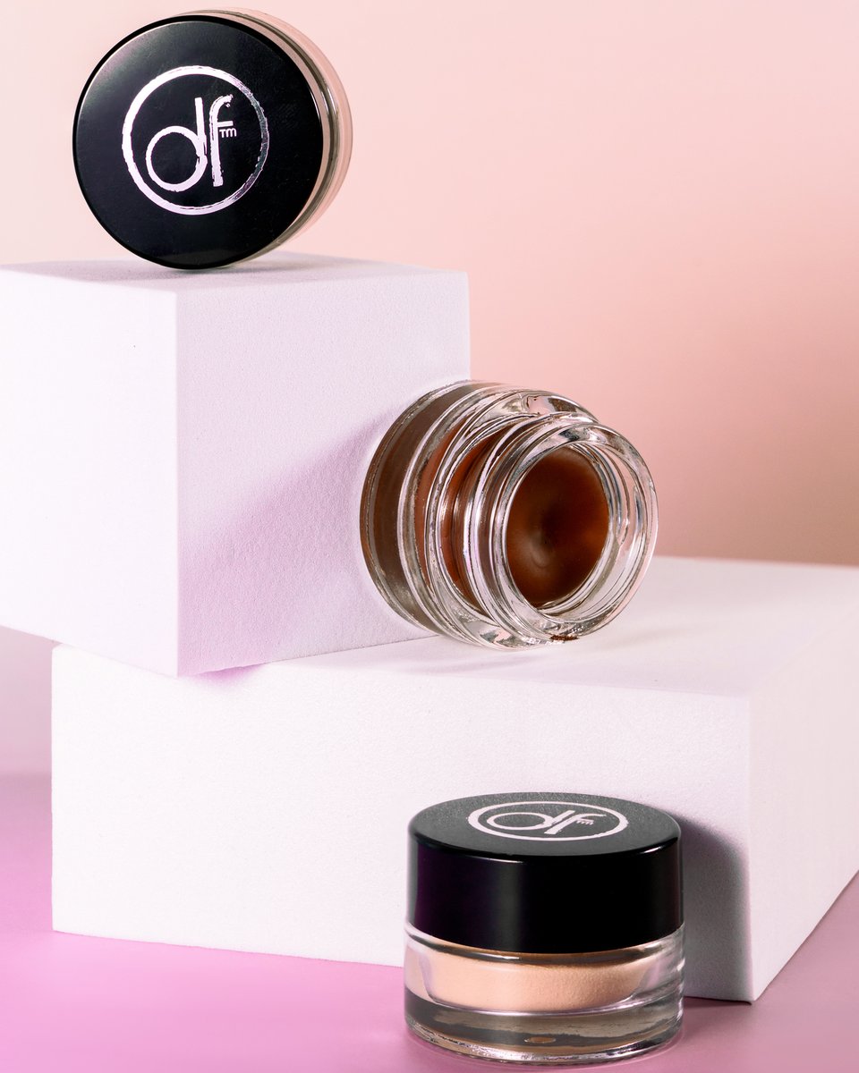 Eliminate discoloration on your face or body with our cream concealer pots. Like all Dermaflage products, this one is part of a professional's toolkit, providing waterproof, full coverage that lasts all day.