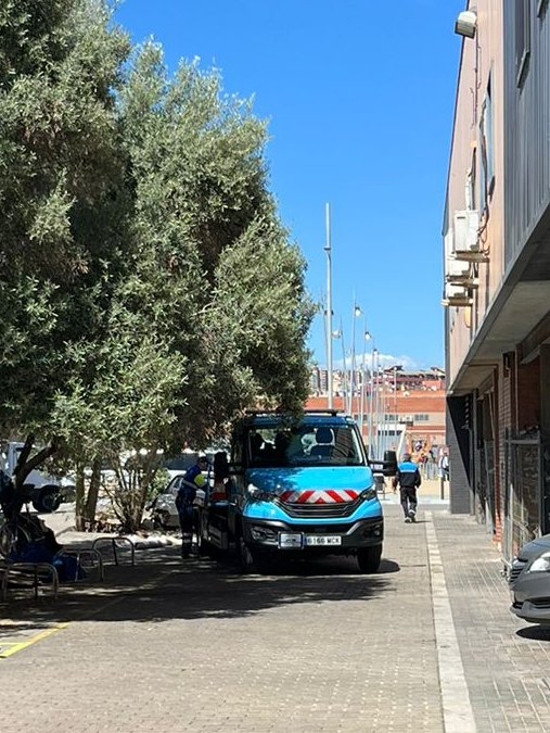 laiamorgui's tweet photo. Eureka! 👏🤩🥳
Felicitem l'@AjBadalona que, en una nova mostra de la seva agilitat habitual (el veïnat fa 5 anys que ho denunciem), hagi aconseguit gestionar la retirada dels dos vehicles okupats del #passatgedelterror . Agraïment a regidoria, serveis, i funcionaris implicats🙏 https://t.co/FsRdyj2Rlq