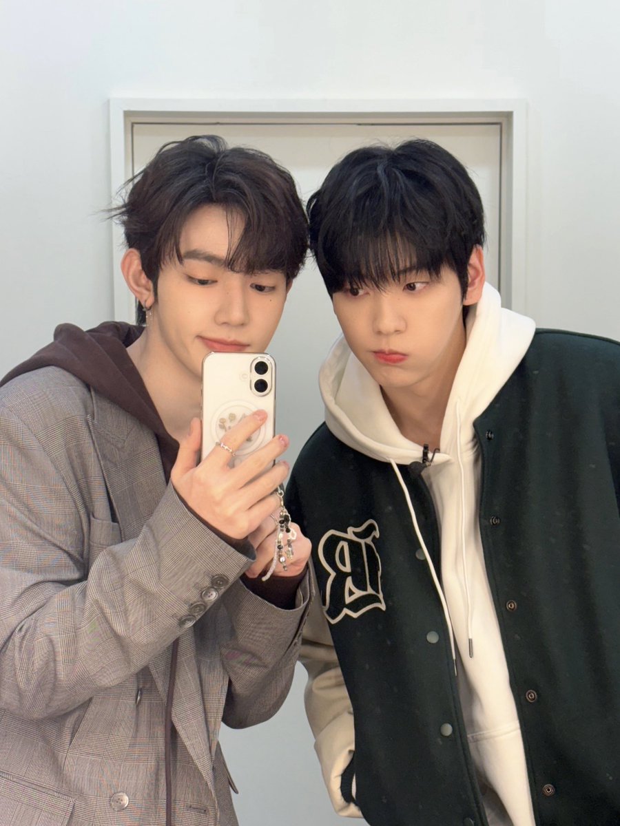 ZB1_official's tweet photo. _𝗭𝗘𝗥𝗢𝗙𝗢𝗖𝗨𝗦

제로즈~
우리 두리 두리안 먹을래🍐~?

라고 제로즈의 최애가 말했다🦝

#ZEROBASEONE #ZB1
#제로베이스원 https://t.co/qT8gBx6yqt