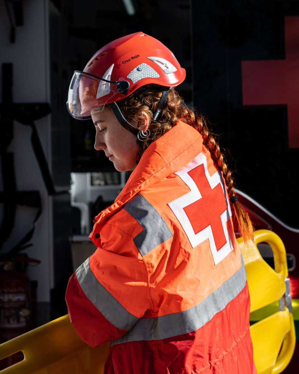 CruzRojaMadrid's tweet photo. ⛑️ Dedica su tiempo y está siempre lista cuando alguien lo necesita. No importa el día, la hora, incluso en estos días en los que los demás desconectan... ella está preparada.

El voluntariado de #CruzRojaMadrid es 🔝 https://t.co/ovpIdGNcXk
