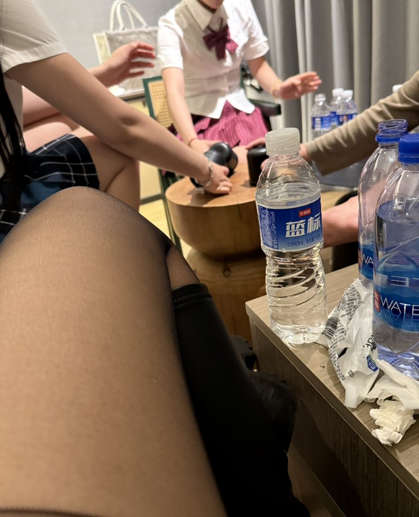 Ly3437's tweet photo. 三个主人的轮流圣水  贱狗说仿佛逃离了现实生活 好喜欢 你们是什么感觉呢
#圣水 #圣水调教 #圣水黄金 #圣水奴 #女王大人 https://t.co/DxtZhvV6vs