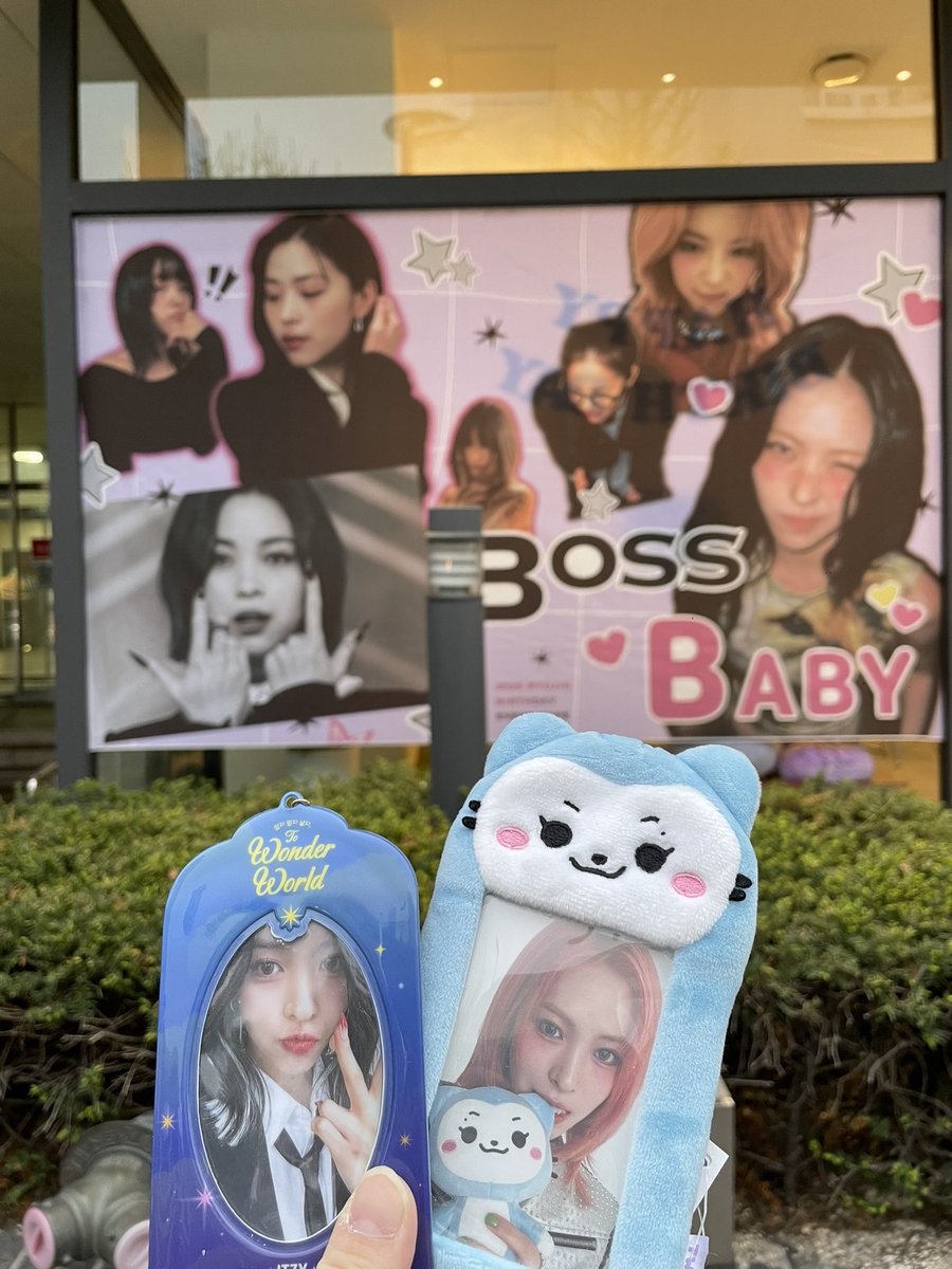 Sone19980923's tweet photo. 還好生咖兩間很近而且去年沒來好可惜🥹
很喜歡這家設計的視覺風格謝謝舉���生咖
這家的圖好好看尤其穿大學外套的那張💯

#ITZY #있지 #RYUJIN #류진 
#HappyRyujinDay 
#예쁜나이_스물다섯_신류진
#ACEnterRyujinDay
#류진이가_세상에_드랍된날
#우리에게_별처럼_쏟아진_류진이
#BossXBaby https://t.co/N2FYQdIKwu
