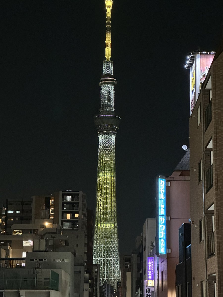 eagle_tw1029's tweet photo. 今夜のスカイツリーは、保護司など更生保護ボランティアの活動に関する国内外への周知広報に協力し「国際更生保護ボランティアの日」である4月17日に更生保護のイメージカラーであるイエローの特別ライティングを点灯していました。 https://t.co/c57AIRXBAf