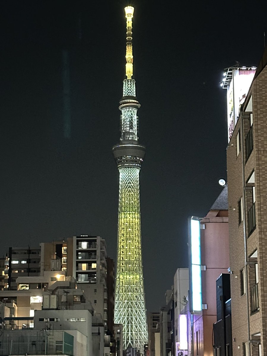 eagle_tw1029's tweet photo. 今夜のスカイツリーは、保護司など更生保護ボランティアの活動に関する国内外への周知広報に協力し「国際更生保護ボランティアの日」である4月17日に更生保護のイメージカラーであるイエローの特別ライティングを点灯していました。 https://t.co/c57AIRXBAf