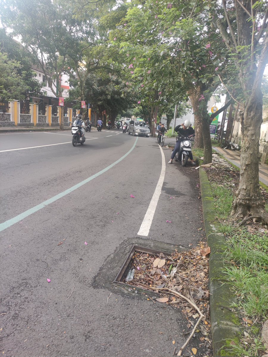 Nazarchitect's tweet photo. Lapor @PemkotMalang besi tutup selokan di depan pintu masuk SD Lab UM di curi orang. Lubang menganga Berbahaya bagi pengendara. Mohon segera di tindak lanjut.. cc @infomalang @Malangraya_info @yusufgunawan https://t.co/6rAeBlzL8E