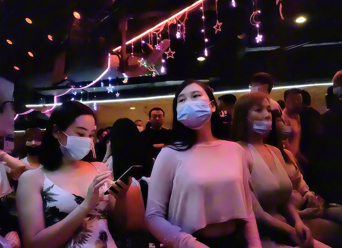 奶子随便摸,逼也随便扣:上海老哥浙江嘉兴砂舞厅的淫乱纪实报告。
老哥金手指扣B太厉害了,沾了一手的淫水。 https://t.co/w2X4QjUJ0i