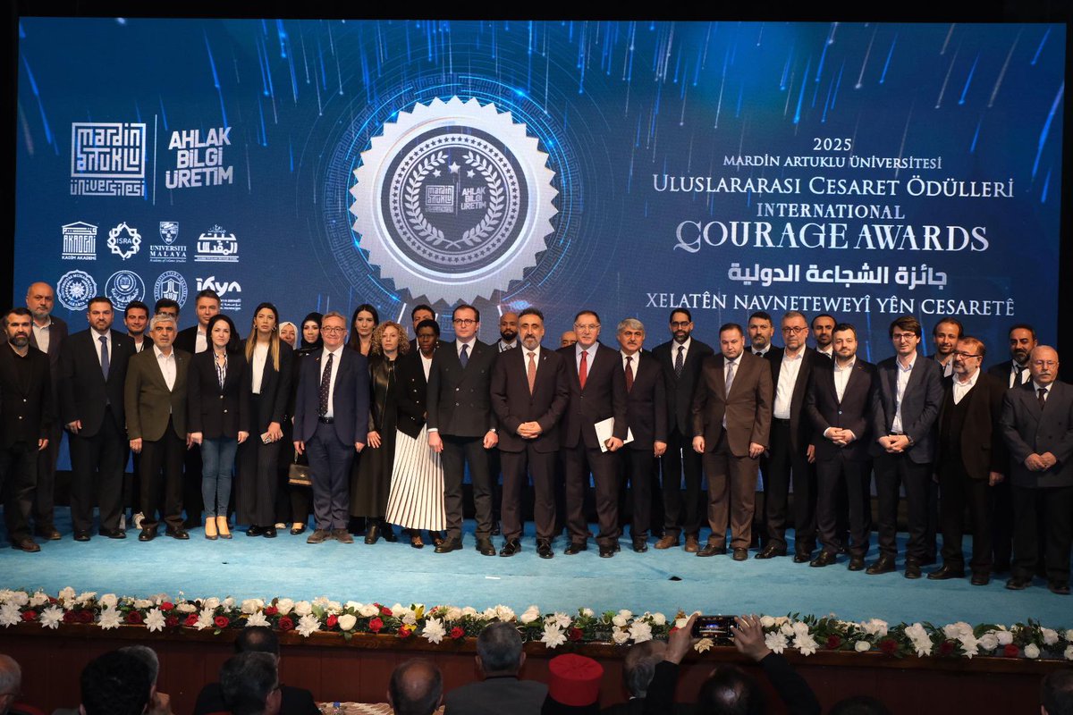 mardinartuklu's tweet photo. Bu yıl ikincisi verilen Cesaret Ödülleri, devletler, akademi, medya, öğrenci ve spor olmak üzere beş farklı alanda sahiplerini buldu.
Güney Afrika Cumhuriyeti ve İspanya Halkı, Prof. Dr. Abdulfettah El-Awaisi, Prof. Dr. Rashid İsmail Khalidi, Prof. Dr. Mads Gilbert, Al Jazeera, Anadolu Ajansı, Mehmet Akif Ersoy, Fulya Öztürk, Ayşenur Ezgi Eygi ve Celtic Taraftar Grubu “Yeşil Tugay” Cesaret Ödülleri takdim edildi.

Sempozyumun ardından, tüm katılımcılarla birlikte toplu hatıra fotoğrafı çekildi.
Destek veren herkese teşekkür ederiz.

@ibrahimozcosar  @DBLetsatsiDuba  @ersoyakif1 @Fullyaozturk @anadoluajansi @AJENews @_GreenBrigade_  @DrGilbert  @NdlSym  @IsmailKhalidi  @ElAwaisi  @EmbEspTurquia  @agdorgtr @tugvaTR  @Cihannumader @DavetveKardes  @egitimedestekp  @ihhinsaniyardim @ilmietudler  @mazlumder @MemurSenKonf @MilliGenclik  @MUSIAD @OZGURDER  @YediHilal
