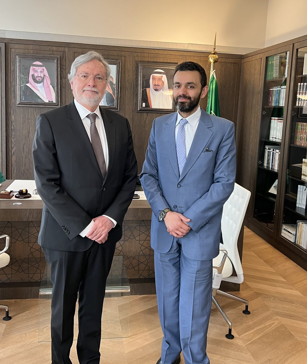 التقى سمو القائم بالأعمال بالإنابة الامير جلوي بن تركي آل سعود بسعادة السفير /اندريس تيران بارال 
سفير جمهورية الإكوادور لدى مملكة هولندا رئيس المجلس التنفيذي لمنظمة حظر الأسلحة الكيميائية @opcw ، ونقاشا ابرز مستجدات المنظمة وسبل تعزيز التعاون البلدين تجاهها.