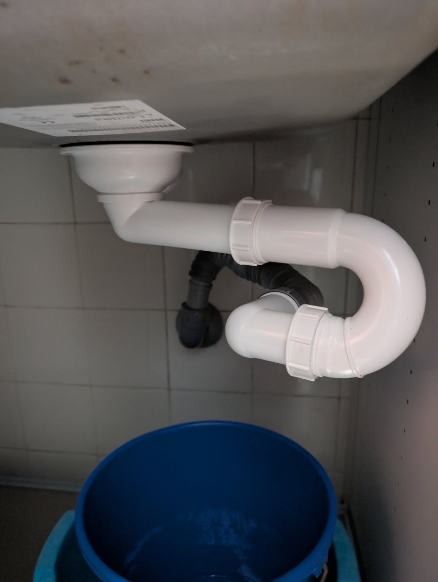 NiSt3R's tweet photo. 3/4 Tras una inversión de miles de €, es inaceptable. Además, la instalación del sifón (ver foto adjunta) es horizontal, propiciando suciedad, olores y atascos. Una experiencia muy decepcionante. #LeroyMerlin #Córdoba #InstalaciónDefectuosa #MedidasExclusivas #Queja https://t.co/YLKAiELHjW