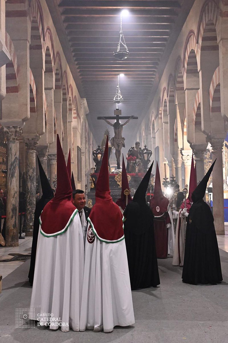 Agradecemos a la Hermandad de Conversión y a la Hermandad de las Lágrimas por su representación este Miércoles Santo de 2025 en antepresidencia.