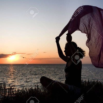 Laut aksara mengering tak berdaya 
Di tengah segara rasa masih menggelora 
Diamlah rindu
Usah lagi membiru 
Dalam senyap 
Merajut harap

#CelahAwan 
#dipinggirjalan