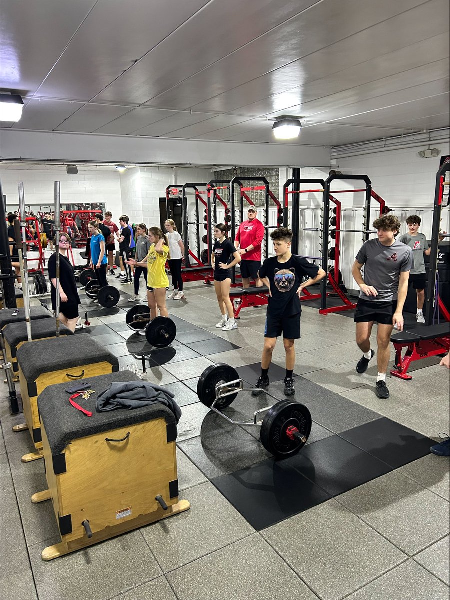ngilbraith94's tweet photo. 8th Grade Lifting has had over 50+ student athletes come through the weight room #KnightPower https://t.co/IaENTKxZrb