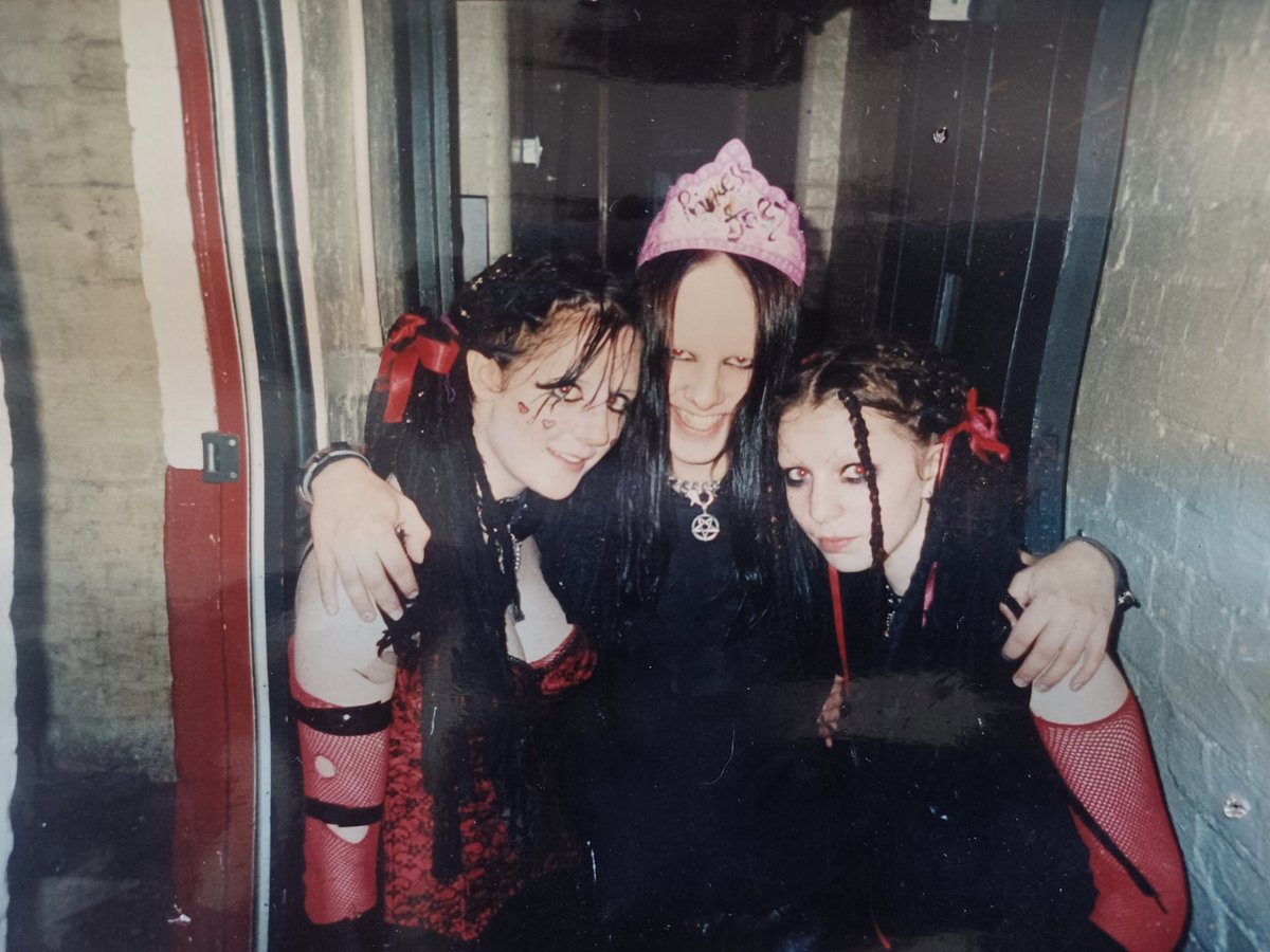 _beautifuldirt's tweet image. The loveliest little G 🥰 he kept singing Gay Bar 😂 yes we made him the Princess Joey tiara lmao!
Rest in power King, you are missed ❤️🖤
#JoeyJordison #2003 #BrixtonAcademy