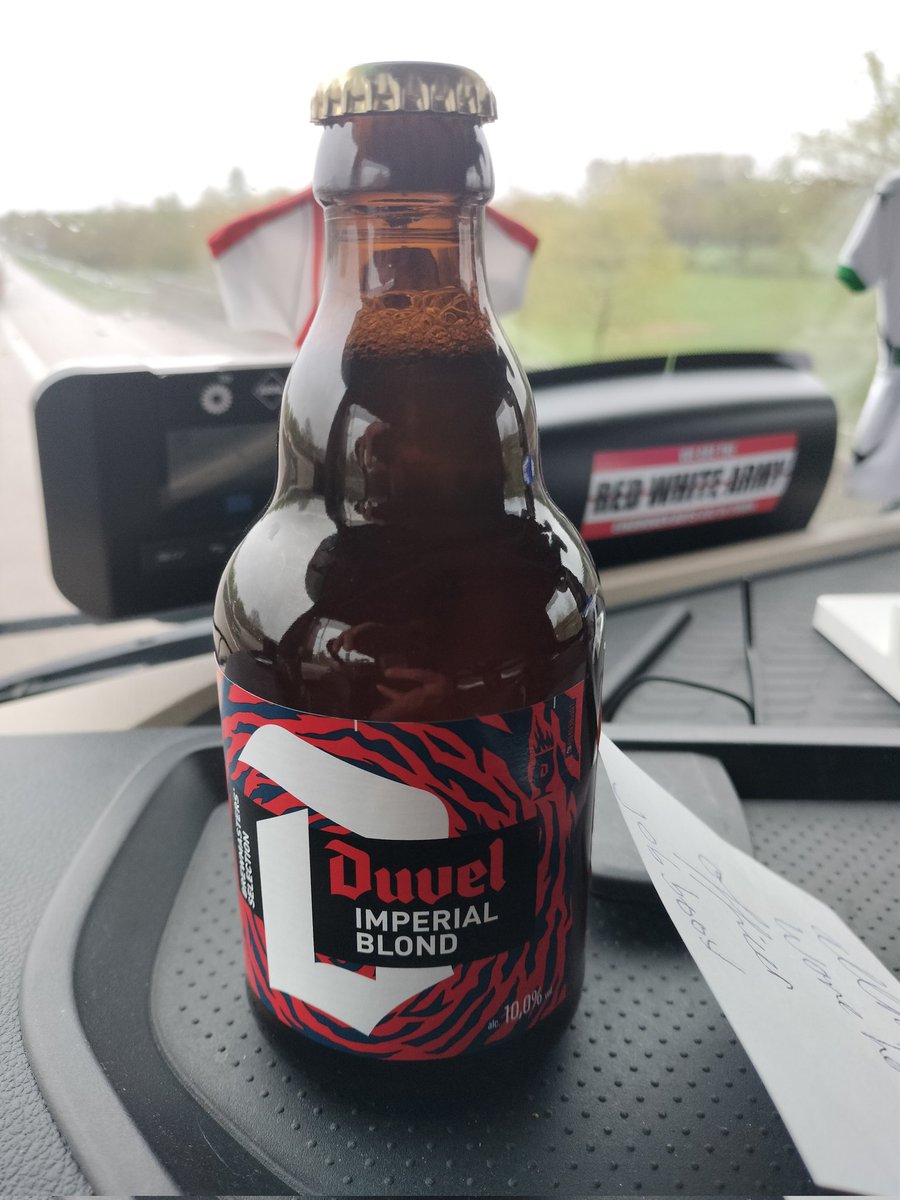 JansenEJG's tweet photo. Deze @DuvelBelgium hangt bijna in elk Belgisch bushokje... Vrachtwagen even asociaal geparkeerd bij Gabriels in Helchteren. Goedkoop #euro95 getankt en van de bespaarde centen even geshopt bij de buren Prik en Tik. https://t.co/dqxO3p8ks9