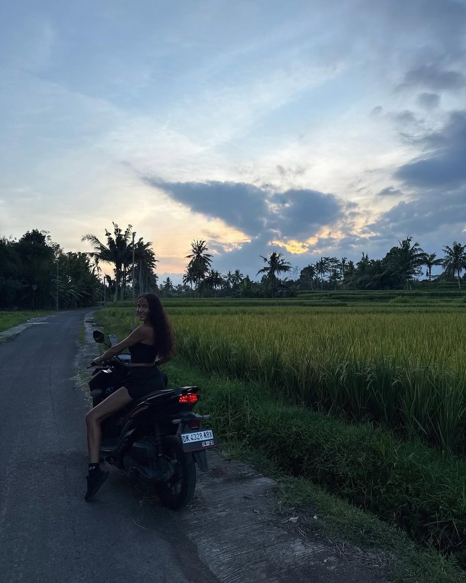 MissAdriSmith's tweet photo. 🌾🛵 #bali #ubud #indonesia #baligirl #balilife #islandlife #baliisland #ricefield https://t.co/oh5o0RMrY8